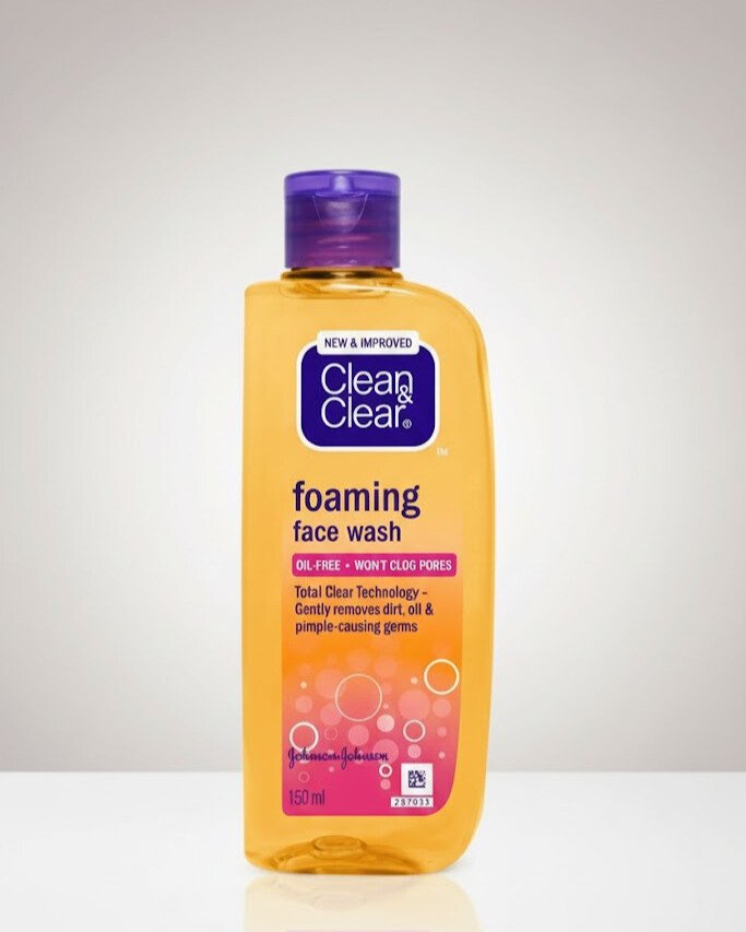 Clean & Clear Foaming Face Wash | Oil-Free & Pimple-Causing Germs Removal | 100ml